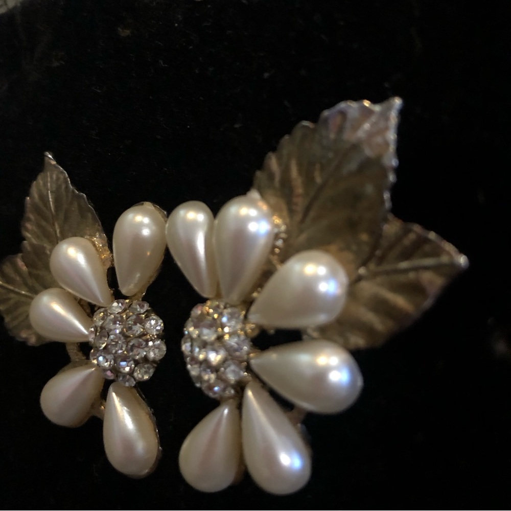 Faux Pearl/gold Vintaged earrings Floral leaves artistic 80s fashion jewellery. - Picture 7 of 9